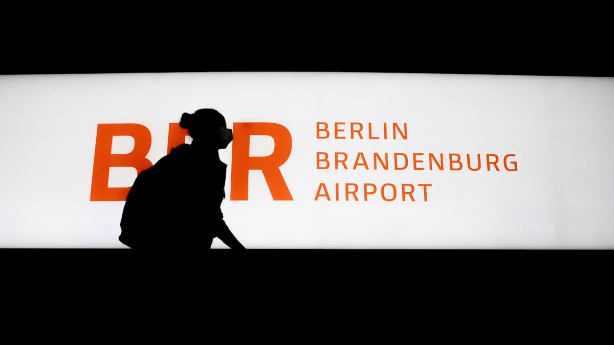 Eine Frau geht am Hauptstadtflughafen Berlin-Brandenburg „Willy Brandt“ (BER) durch das Terminal.