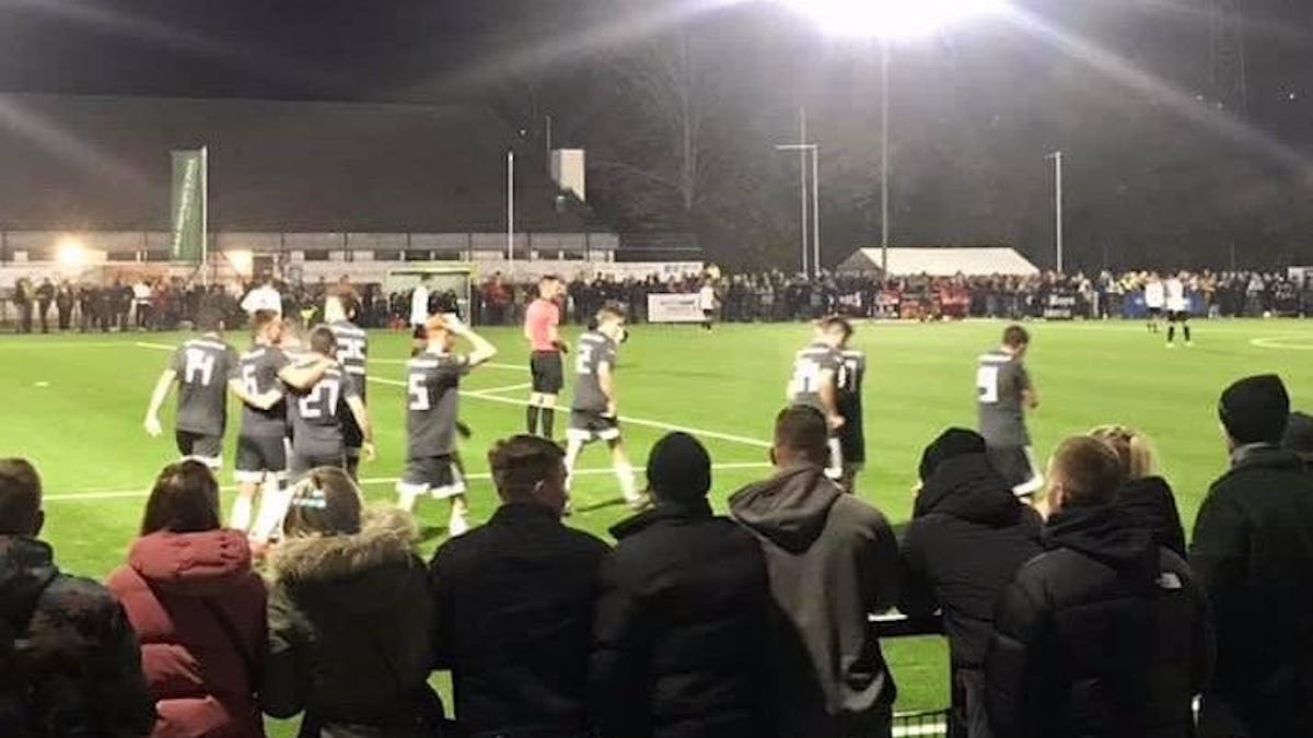 Die Spieler des TuS Untereschbach bejubeln ein Tor im Niederrheinpokalspiel gegen Viktoria Köln.