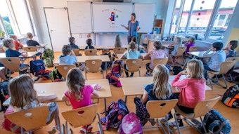 Schwerin: Lehrerin begrüßt die Schüler der Klasse 3c in ihrer Klasse in der Grundschule Lankow zum ersten Schultag nach den Ferien.