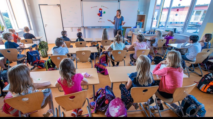 Schwerin: Lehrerin begrüßt die Schüler der Klasse 3c in ihrer Klasse in der Grundschule Lankow zum ersten Schultag nach den Ferien.
