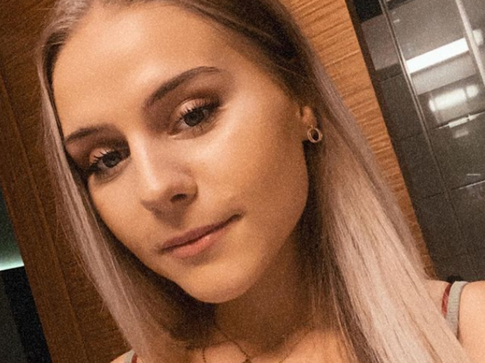 Estefania Wollny lächelt auf einem Instagram-Selfie