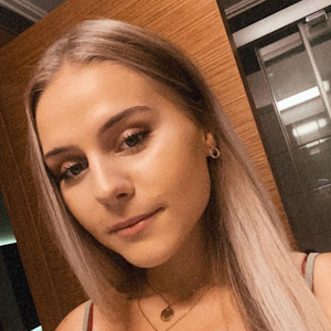 Estefania Wollny lächelt auf einem Instagram-Selfie