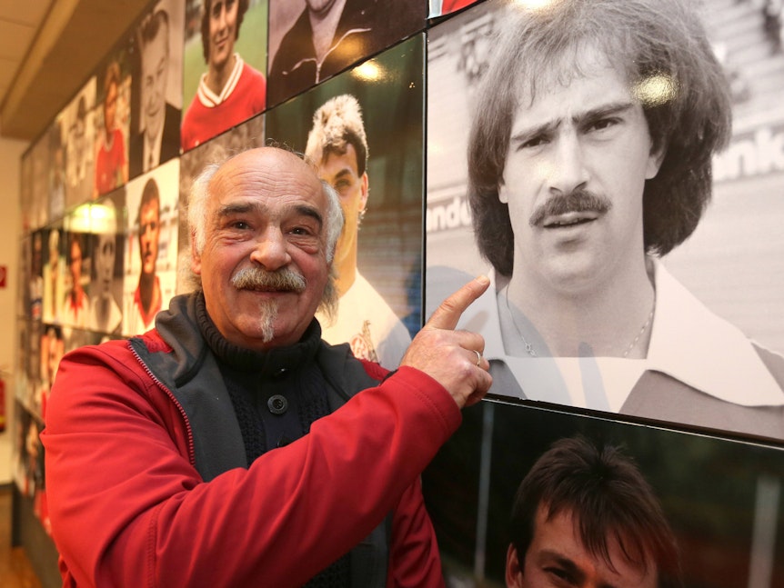 FC-Legende Harald Konopka zeigt auf ein Bild von sich selbst - aus aktiven Zeiten.