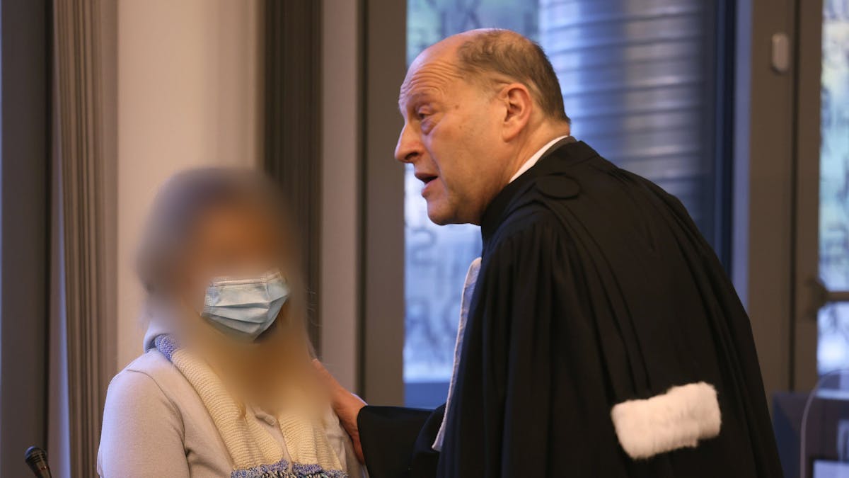 Die Angeklagte steht am 2. November 2021 im Landgericht Wuppertal neben ihrem Anwalt Thomas Seifert. Die Solingerin soll vor gut einem Jahr fünf ihrer sechs Kinder betäubt und umgebracht haben.&nbsp;