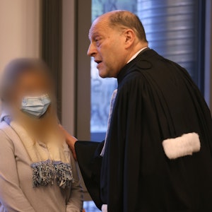 Die Angeklagte steht am 2. November 2021 im Landgericht Wuppertal neben ihrem Anwalt Thomas Seifert. Die Solingerin soll vor gut einem Jahr fünf ihrer sechs Kinder betäubt und umgebracht haben.