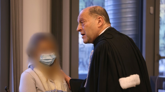 Die Angeklagte steht am 2. November 2021 im Landgericht Wuppertal neben ihrem Anwalt Thomas Seifert. Die Solingerin soll vor gut einem Jahr fünf ihrer sechs Kinder betäubt und umgebracht haben.