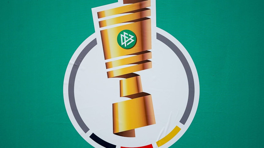 Das offizielle Logo des DFB-Pokals auf einem grünen Untergrund, aufgenommen am 26.10.2021.