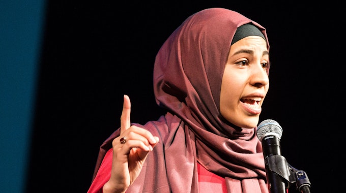 Nemi El-Hassan tritt am 18.04.2015 in Braunschweig (Niedersachsen) im Kleinen Haus des Staatstheaters beim muslimischen Poetry Slam auf.