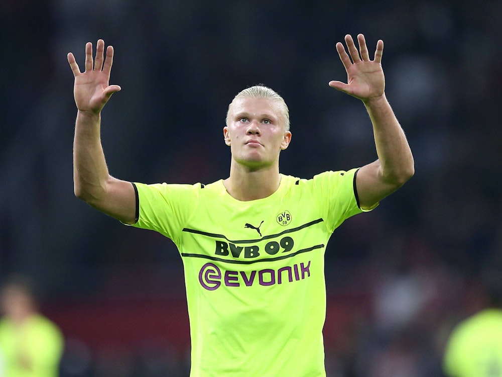 Erling Haaland von Borussia Dortmund streckt beide in die Höhe, um seine Dankbarkeit zu zeigen.