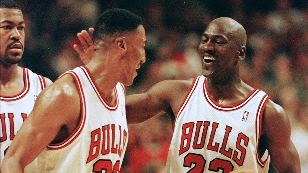 Scottie Pippen und Michael Jordan jubeln bei einem NBA-Spiel.