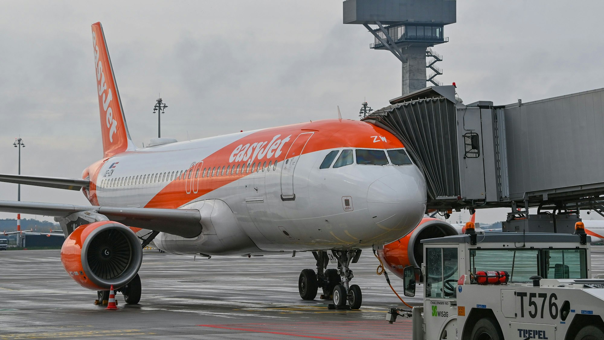 Ein Passagierflugzeug der britischen Fluggesellschaft easyJet steht an einem Gate am Terminal 1 vom Hauptstadtflughafen Berlin Brandenburg