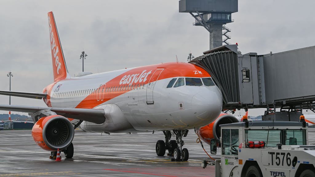 Ein Passagierflugzeug der britischen Fluggesellschaft easyJet steht an einem Gate am Terminal 1 vom Hauptstadtflughafen Berlin Brandenburg.