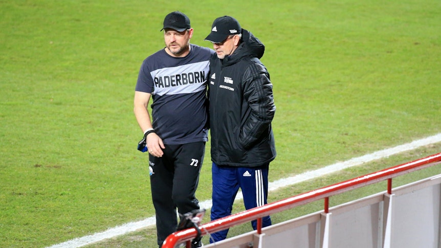 Steffen Baumgart trifft Urs Fischer beim Spiel Union Berlin gegen SC Paderborn.
