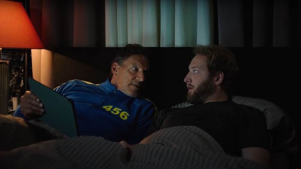 Ralf Möller liegt neben dem Burger-Liebhaber in einem Bett, der schaut den kräftigen Mann neben sich ganz verwundert an.
