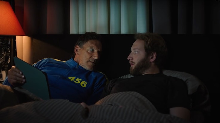 Ralf Möller liegt neben dem Burger-Liebhaber in einem Bett, der schaut den kräftigen Mann neben sich ganz verwundert an.