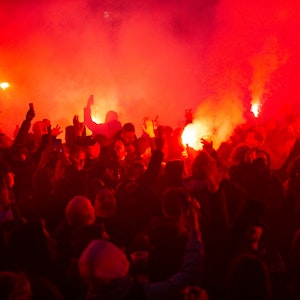 Fans von Ajax Amsterdam zünden in Dortmund Pyrotechnik