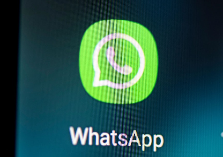 Auf dem Bildschirm eines Smartphones sieht man das Logo der Messenger-App Whatsapp. (zu dpa: "WhatsApp: Vorerst keine Folgen bei Ablehnung neuer Datenschutz-Regeln") +++ dpa-Bildfunk +++