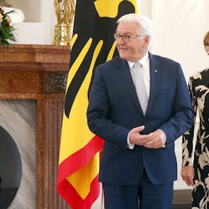 Bundespräsident Frank-Walter Steinmeier und seine Frau Elke Büdenbender empfangen im Schloss Bellevue Joachim Löw (l) , ehemaliger Bundestrainer der deutschen Fußball-Nationalmannschaft.