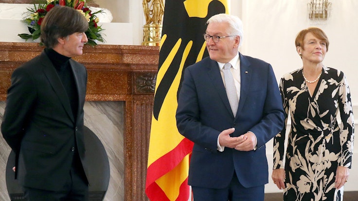 El presidente federal Frank-Walter Steinmeier y su esposa Elke Bodenbender saludan a Joachim Loew (izquierda), ex seleccionador nacional de la selección alemana de fútbol, ​​en el Palacio de Bellevue.