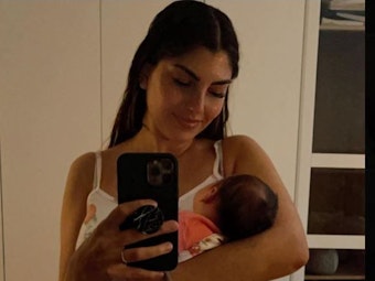 Yeliz Koc auf einem Selfie mit ihrer Tochter Snow Elaine.