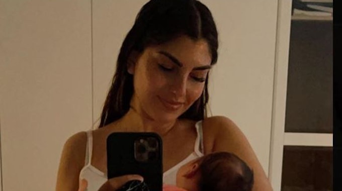 Yeliz Koc auf einem Selfie mit ihrer Tochter Snow Elaine.&nbsp;