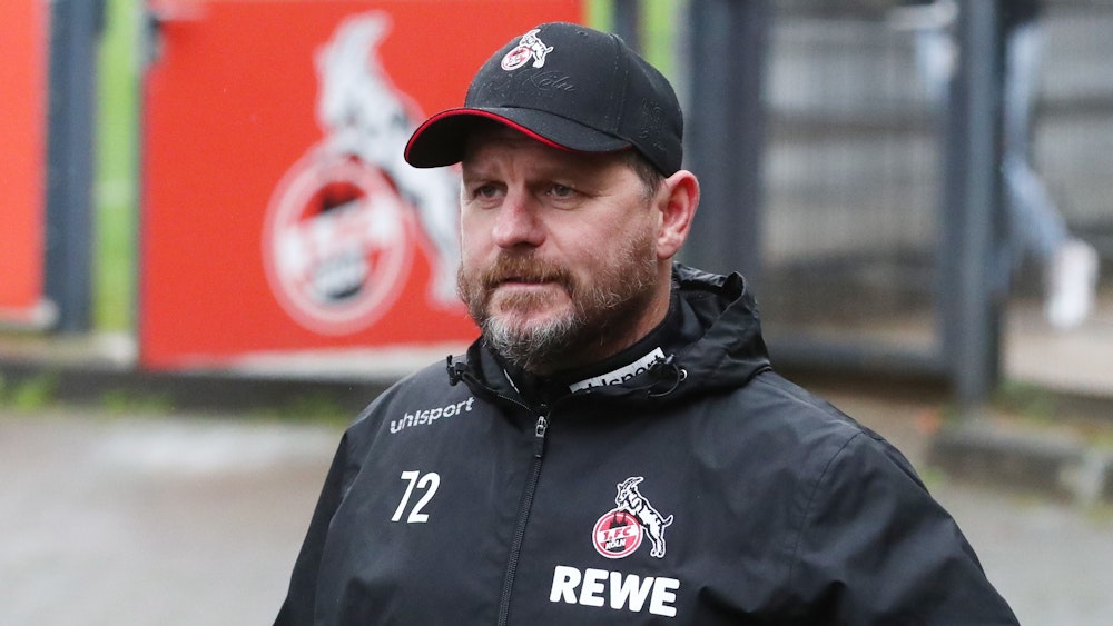 Steffen Baumgart geht Richtung Trainingsplatz des 1. FC Köln.