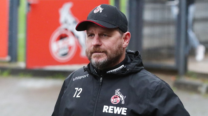 Steffen Baumgart geht Richtung Trainingsplatz des 1. FC Köln.