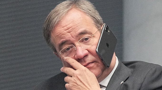 Bei der konstituierenden Sitzung des neuen Bundestags am 26. Oktober hat Armin Laschet telefoniert – ohne Hände. Das Foto sorgt für einige Fragezeichen.