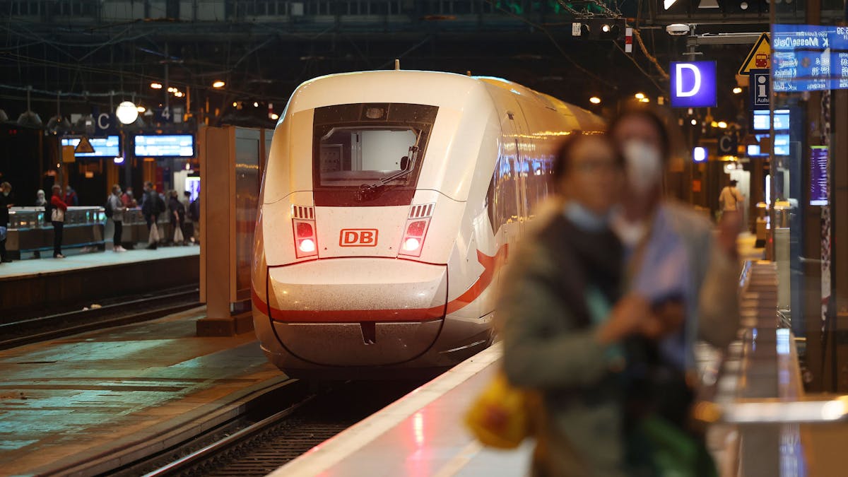 Der ADAC kritisiert die gewaltigen Preisunterschiede der Tickets für den öffentlichen Nahverkehr in größeren Städten. Das Symbolfoto (aufgenommen am 7. September 2021) zeigt einen Zug, der in den Kölner Hauptbahnhof einfährt.&nbsp;