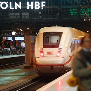 Der ADAC kritisiert die gewaltigen Preisunterschiede der Tickets für den öffentlichen Nahverkehr in größeren Städten. Das Symbolfoto (aufgenommen am 7. September 2021) zeigt einen Zug, der in den Kölner Hauptbahnhof einfährt.