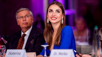 Ekaterina Leonova sitzt in der Jury des Schönheitswettbewerbs„Miss 50 plus“ und lächelt.