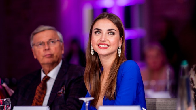 Ekaterina Leonova sitzt in der Jury des Schönheitswettbewerbs&nbsp;„Miss 50 plus“ und lächelt.&nbsp;