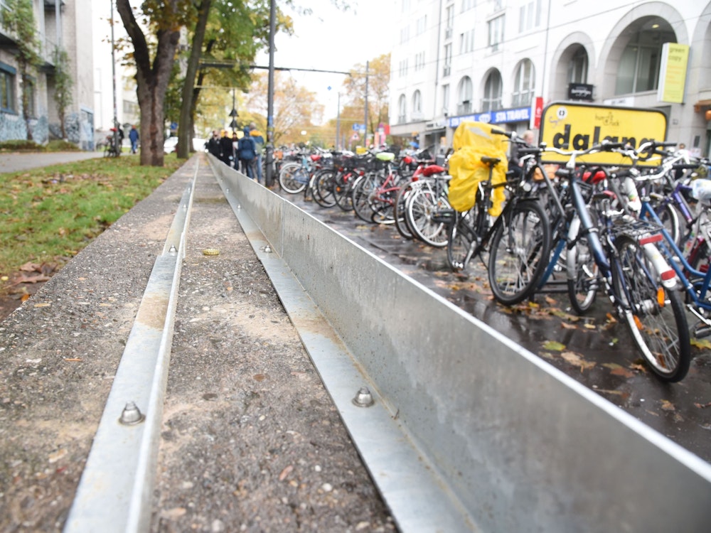 Auf einer Betonmauer an der Zülpicher Straße wurde von der Universität eine Metallkonstruktion errichtet, damit sich dort keine Menschen hinsetzen können.