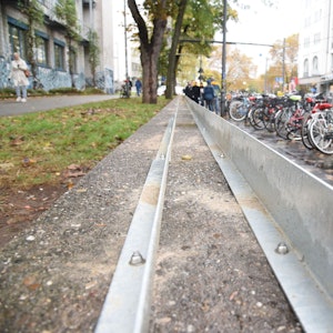 Auf einer Betonmauer an der Zülpicher Straße wurde von der Universität eine Metallkonstruktion errichtet, damit sich dort keine Menschen hinsetzen können.