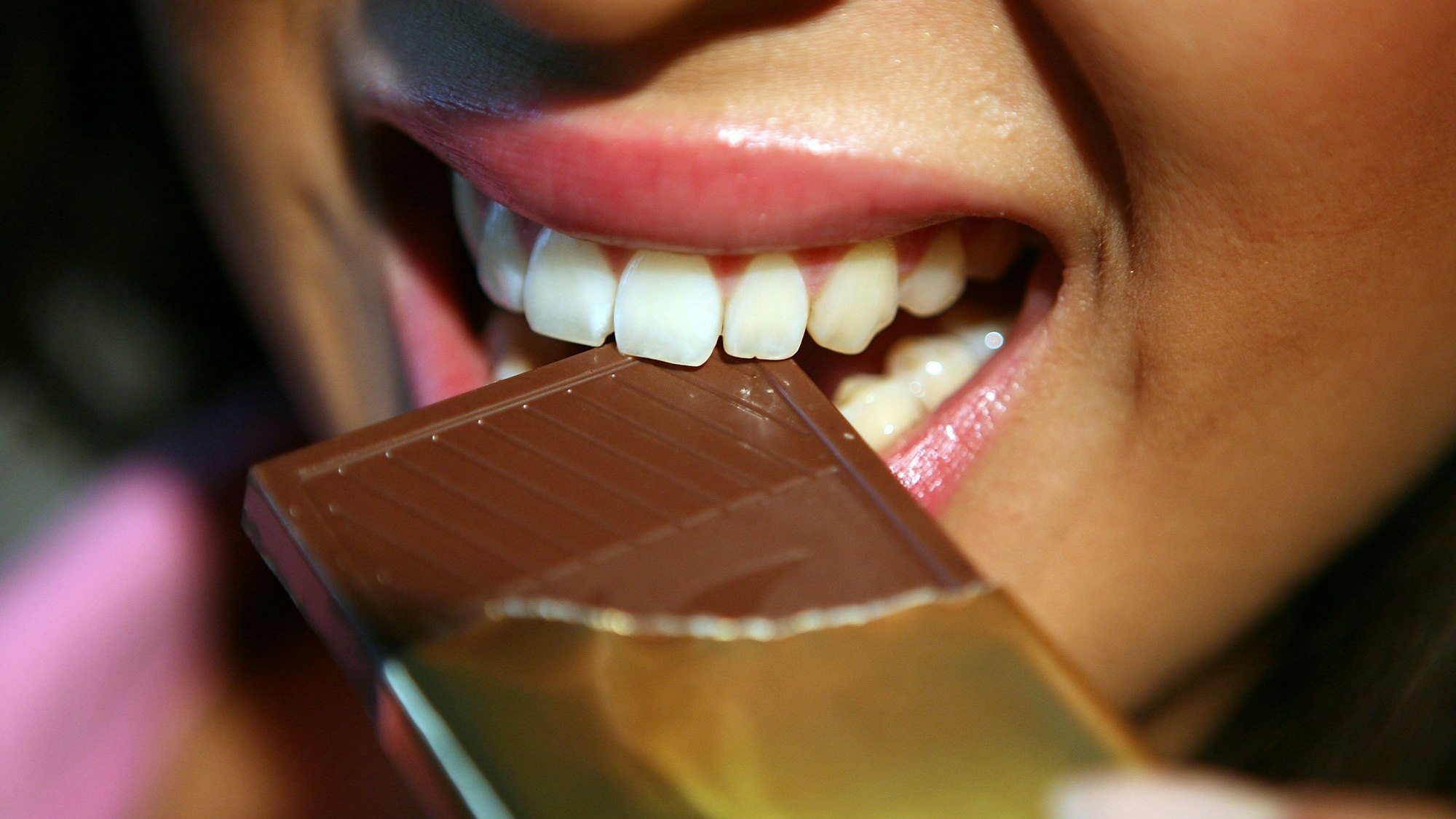 Ein Hersteller warnt wegen möglicher Erdnuss-Rückstände, sie könnten für Allergiker lebensgefährlich werden. Unser Symbolbild aus dem Jahr 2010 zeigt eine Frau, die Schokolade isst.