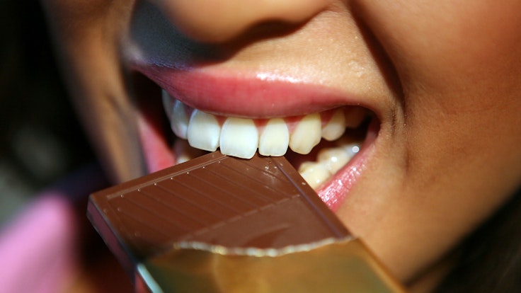 Ein Hersteller warnt wegen möglicher Erdnuss-Rückstände, sie könnten für Allergiker lebensgefährlich werden. Unser Symbolbild aus dem Jahr 2010 zeigt eine Frau, die Schokolade isst.