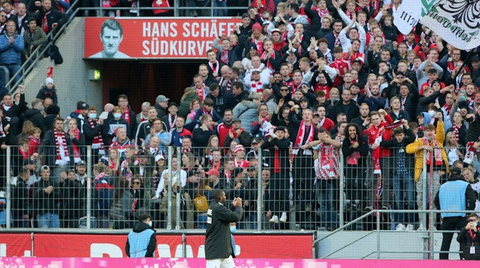 Anthony Modeste (1. FC Köln) wird nach dem Spiel von der Südtribüne gefeiert