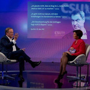 Armin Laschet sitzt im ARD-Talk Moderatorin Sandra Maischberger gegenüber.