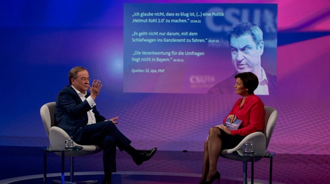 Armin Laschet sitzt im ARD-Talk Moderatorin Sandra Maischberger gegenüber.
