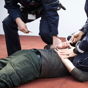 Zwei Polizisten trainieren im "Regionalen Trainingszentrum" (RTZ) der Polizei in Dortmund (Nordrhein-Westfalen) eine Festnahme.