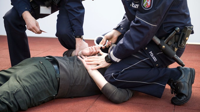 Zwei Polizisten trainieren im "Regionalen Trainingszentrum" (RTZ) der Polizei in Dortmund (Nordrhein-Westfalen) eine Festnahme.