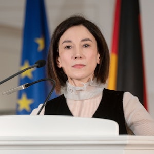 Sibel Kekilli (l), Schauspielerin und Botschafterin von Terre des Femmes nimmt an einer Einbürgerungsfeier des Landes Baden-Württemberg teil.