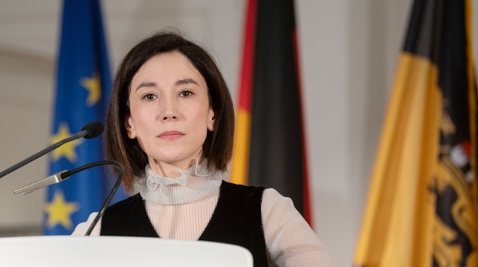 Sibel Kekilli (l), Schauspielerin und Botschafterin von Terre des Femmes nimmt an einer Einbürgerungsfeier des Landes Baden-Württemberg teil.