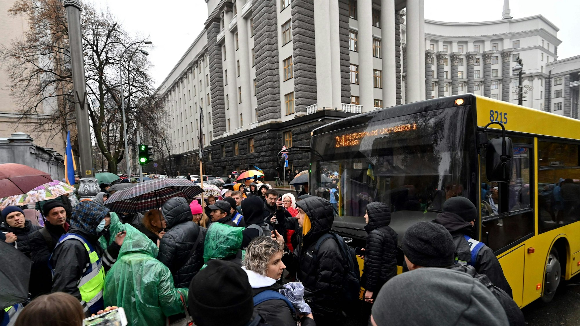 Der strenge Lockdown in der ukrainischen Hauptstadt Kiew, der seit dem 1. November gilt, führte vielerorts zu Chaos in der Stadt. Eine große Menschenmasse steht vor einem Linienbus.