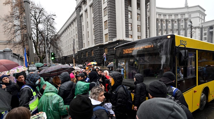 Der strenge Lockdown in der ukrainischen Hauptstadt Kiew, der seit dem 1. November gilt, führte vielerorts zu Chaos in der Stadt. Eine große Menschenmasse steht vor einem Linienbus.