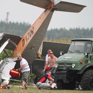 Ein Flugzeug stürzte ab und liegt in einem Maisfeld.