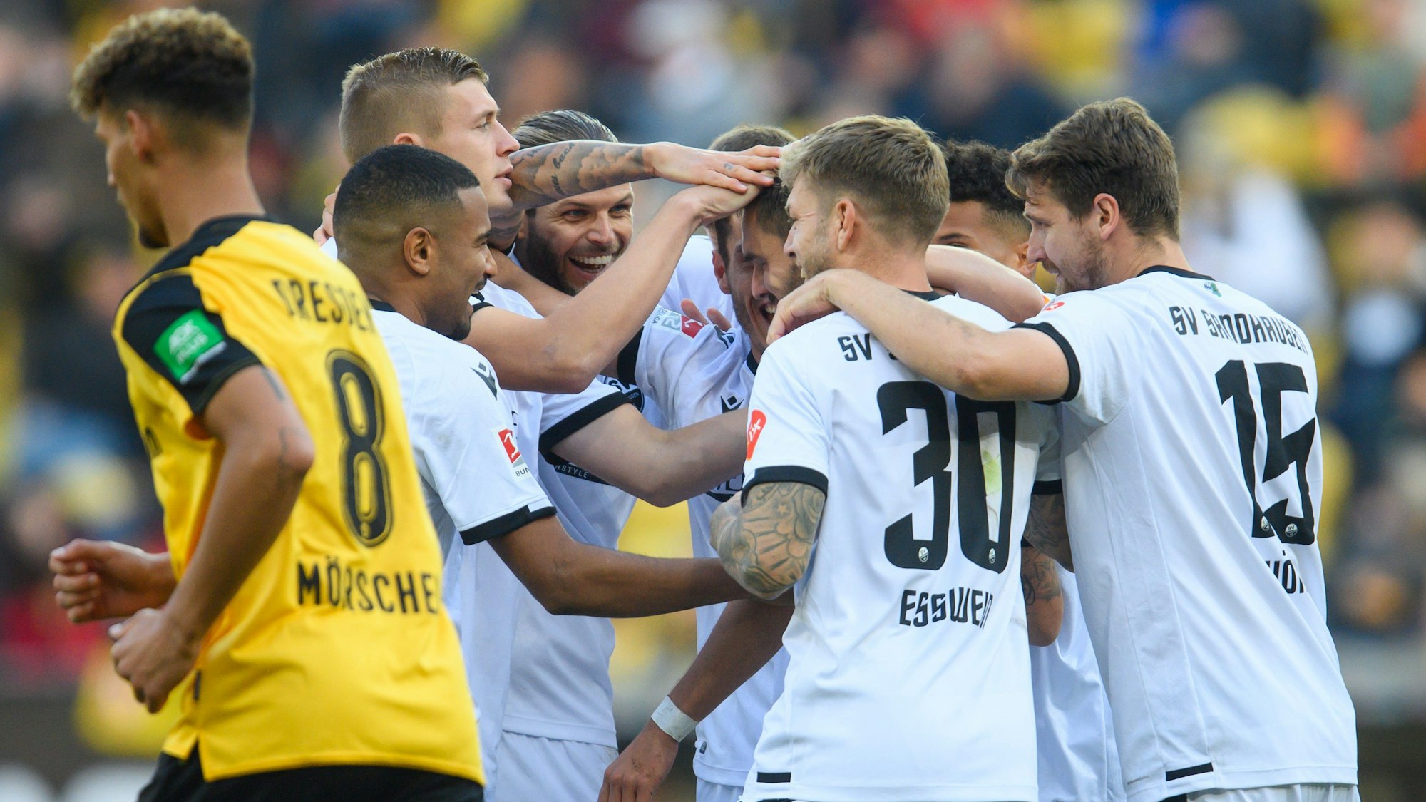 Die Spieler des SV Sandhausen bejubeln ihr Siegtor bei Dynamo Dresden.