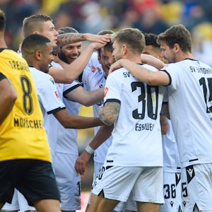 Die Spieler des SV Sandhausen bejubeln ihr Siegtor bei Dynamo Dresden.