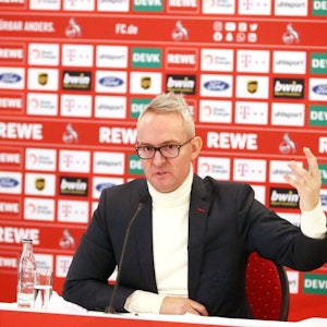 Alexander Wehrle auf der Bilanz-Pressekonferenz des 1. FC Köln