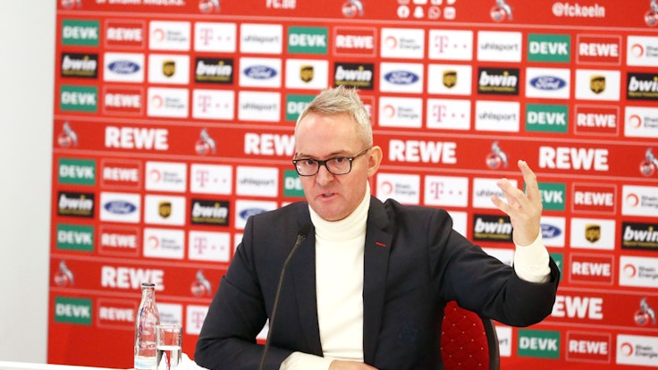 Alexander Wehrle auf der Bilanz-Pressekonferenz des 1. FC Köln